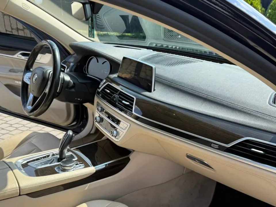 BMW 740i 2018 из парка аренды KTRANS