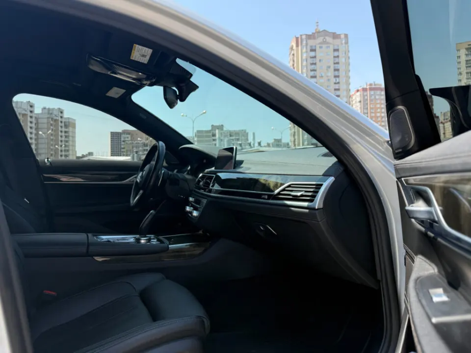 BMW 740l 2020 из парка аренды KTRANS